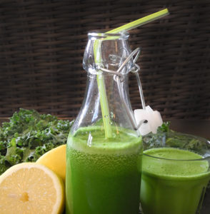 Glass og flaske med grønnkåljuice