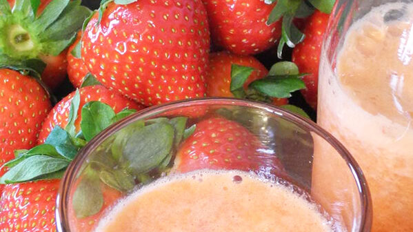 Jordbær og glass med juice